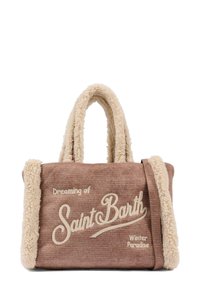 Borsa a spalla intrecciata marrone con bordi in pelliccia sintetica beige. Presenta manici superiori, una tracolla staccabile e testo ricamato: "Sognando Saint Barth."