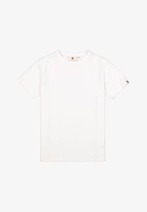 Camiseta blanca de algodón con mangas cortas y cuello redondo. Incluye una pequeña etiqueta con logo en la manga izquierda. Textura suave, diseño sencillo.