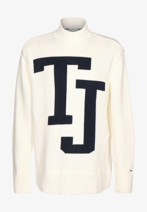 Biały sweter z golfem, dziany, z dużym granatowym logo "TJ" na przodzie. Ribbed mankiety i dół, teksturowana tkanina.