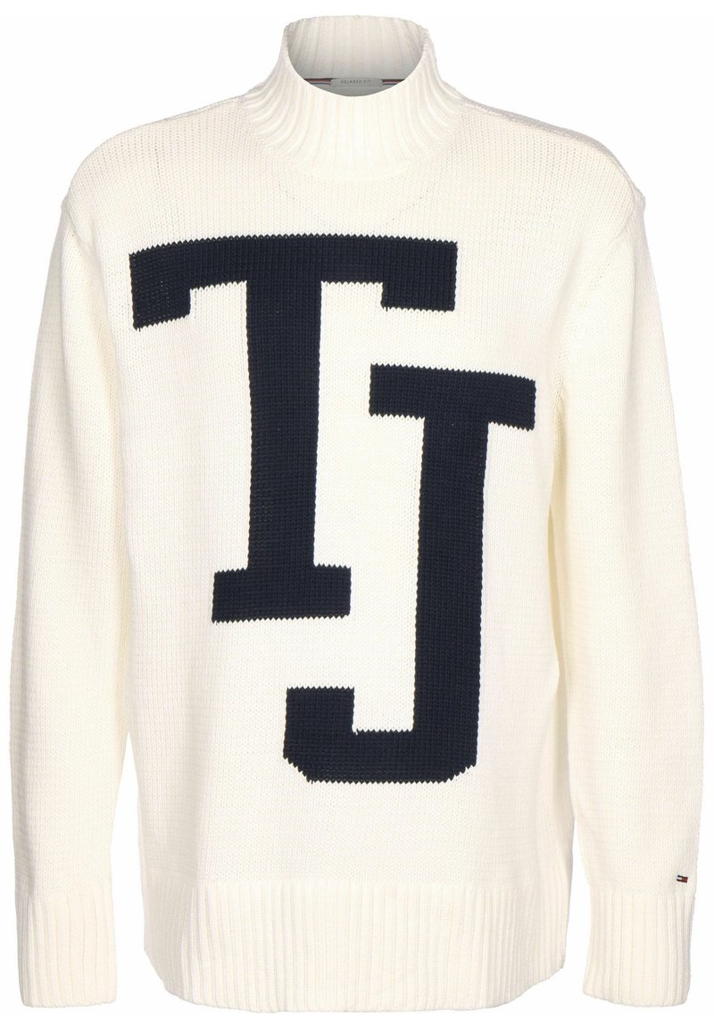 Biały sweter z golfem, dziany, z dużym granatowym logo "TJ" na przodzie. Ribbed mankiety i dół, teksturowana tkanina.