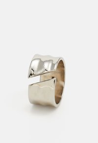 Inel din metal argintiu cu un design ondulat, având o textură împărțită și netedă, și un finisaj lustruit, creând o formă geometrică modernă.