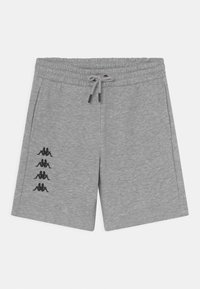Shorts en mélange de coton gris avec une taille élastique et un cordon de serrage, présentant un design de logo noir sur le côté gauche. Texture lisse, longueur au genou.