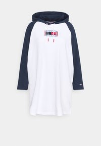 Abito bianco con cappuccio e maniche lunghe blu navy, caratterizzato da un logo rosso e blu. I lacci sul cappuccio aggiungono un tocco funzionale. Morbido tessuto.