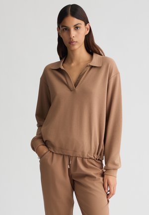 Pullover marrone con colletto e scollatura a V. Presenta un elastico all'orlo e maniche lunghe. Texture del tessuto liscia.