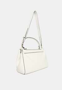 Borsa a tracolla in pelle bianca con un design strutturato, dotata di manico superiore e tracolla regolabile, delineata da una sottile rifinitura nera.