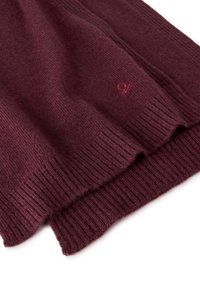 Burgundská pletená šála s žebrovanými okraji, vyrobená z měkkého materiálu. Obsahuje jemný vyšitý logo detail ve shodné barvě.