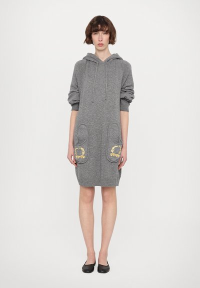 Rochie din tricot gri cu glugă, mâneci lungi, tivuri ribbed, două buzunare frontale cu broderie în formă de frunză aurie și o croială relaxată.