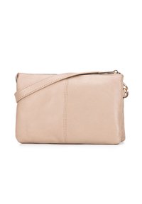 Beige kožená kabelka s texturovaným povrchem, zapínáním na zip a odnímatelným strapem. Vyznačuje se švem pro zvýšení designového zájmu.