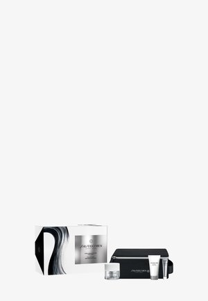 Shiseido Men Total Age Defense hudplejesæt med cremekrukke, to tuber og sort lynlåsetui ved siden af mærket emballageæske.