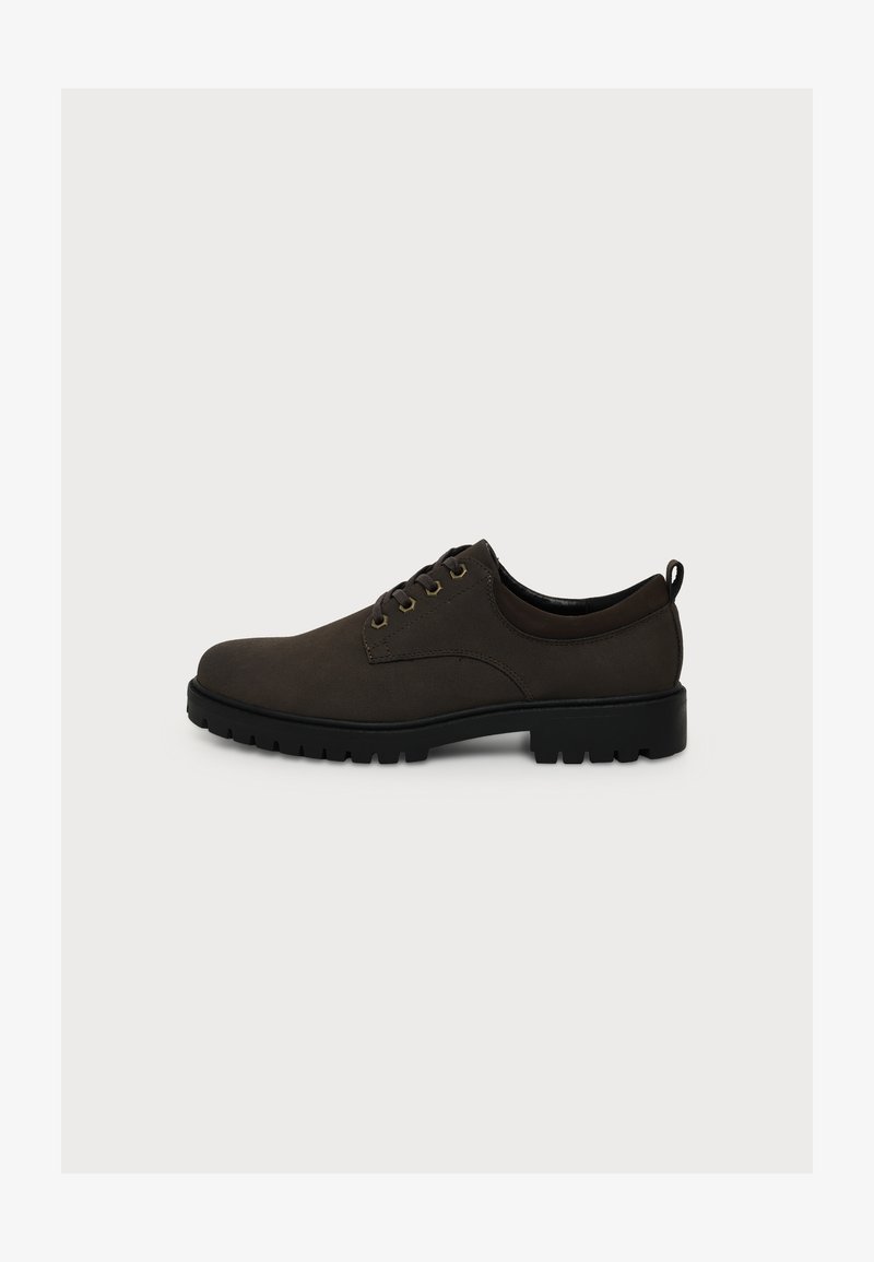 Chaussure habillée marron foncé à lacets avec semelle noire robuste et petit talon, vue de côté sur fond blanc uni.