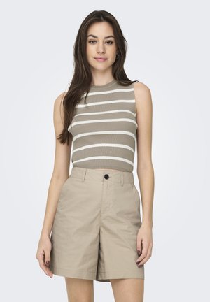 Pantaloni corti beige abbinati a una canotta attillata a coste di color marrone chiaro con strisce orizzontali bianche. Entrambi i capi sono casual e leggeri.