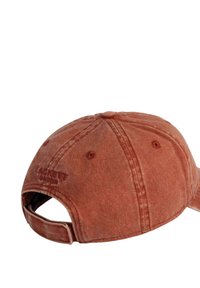 Cappellino da baseball in cotone rosso con finitura texturizzata, caratterizzato da dettagli di cucitura e una fibbia regolabile sul retro. Logo del brand impresso.