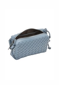 Clutch in pelle intrecciata di colore azzurro chiaro, con chiusura a cerniera, cordino regolabile e fodera interna scura in contrasto. Forma rettangolare compatta.
