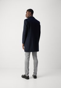 Isaac Dewhirst Klassisk kåpe / frakk - navy