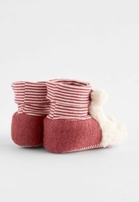 Röda och vita randiga mysiga tofflor med en mjuk fuskpälsdetalj fram, med en tjock sula för komfort och värme.