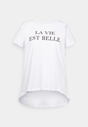 Hvid bomulds-T-shirt med korte ærmer, rund halsudskæring og en høj-lav kant. Sort tekst foran med ordene "LA VIE EST BELLE".