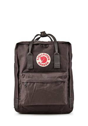 Тъмнокафяв раница Fjällräven Kånken с преден джоб с цип, двойни горни дръжки и емблема, разположена централно близо до върха.