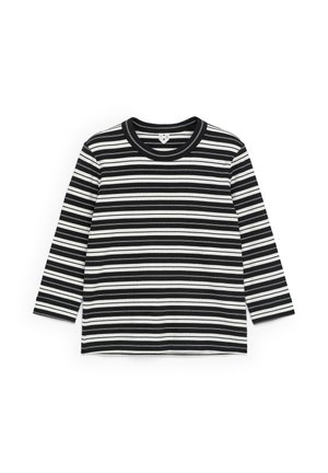 Schwarz-weißer, horizontal gestreifter Langarmshirt mit Rundhalsausschnitt, flach auf einem weißen Hintergrund ausgelegt.