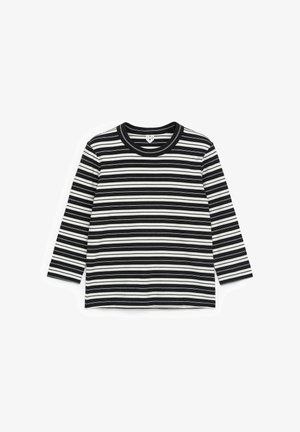 Mustvalge horisontaalselt triibuline pikade varrukatega särk ümmarguse kaelusega, asetatud tasasele valgele taustale.