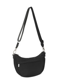 Černá látková taška přes rameno s zakřiveným tvarem, zipovým vrchem, přední kapsou a nastavitelným popruhem. Obsahuje stříbrné kovové detaily.