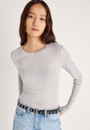 - Bluzka z długim rękawem