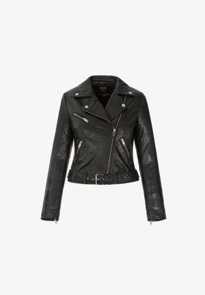 Musta nahkainen biker-takki, jossa epäsymmetriset hopeiset vetoketjut, painonapit kauluksessa, vetoketjulliset taskut, vyö vyötäröllä ja hihansuissa vetoketjut.