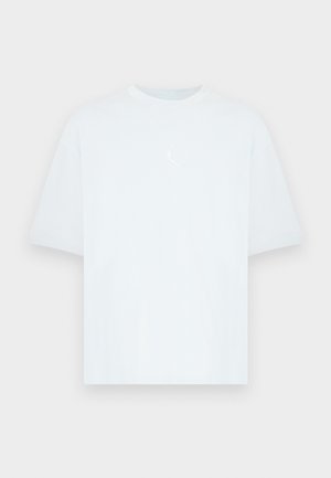 Lichtblauw, katoenen T-shirt met korte mouwen en een ronde hals. Voorzien van een klein wit Jordan-logo op de borst.