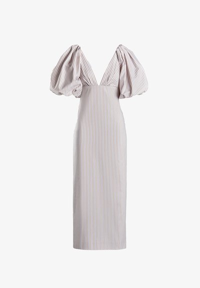 Vestido de media longitud a rayas con mangas abullonadas, que presenta un escote en V profundo, hecho de una tela liviana en suaves tonos beige y blanco.