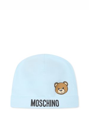 Beanie azzurro chiaro realizzato in tessuto morbido, con una grafica di un orso e il logo "MOSCHINO" in nero sul risvolto. Design semplice e senza fronzoli.