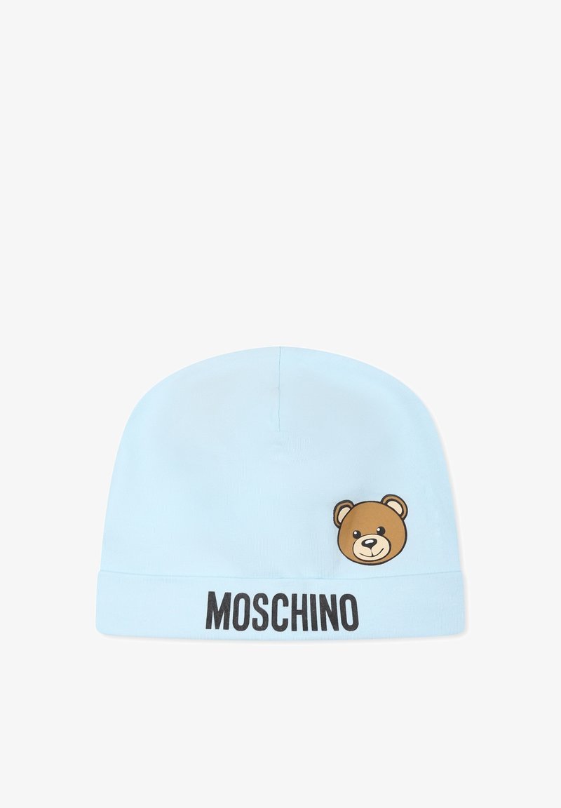 Beanie azzurro chiaro realizzato in tessuto morbido, con una grafica di un orso e il logo "MOSCHINO" in nero sul risvolto. Design semplice e senza fronzoli.