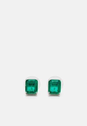 Paire de clous d'oreilles avec pierre précieuse verte émeraude taillée en carré avec monture à griffes en argent sur fond blanc uni.