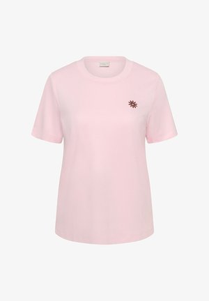 Hele roosa lühikeste varrukatega T-särk ümmarguse kaelusega ja väikese tumepruuni lillede kujundusega vasakul rinnal.