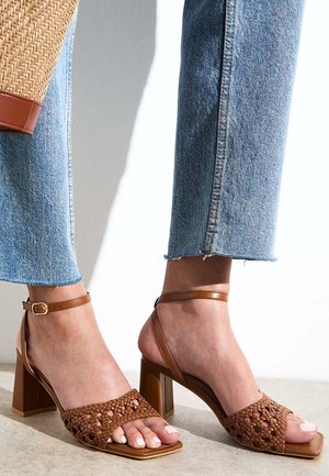 STRAP BLOCK HEEL - Sandals - camel