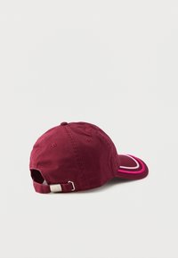 Gorra de algodón granate con visera curvada, presenta acentos en rosa y blanco a lo largo del borde y una correa ajustable en la parte posterior.