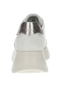 Sneaker argento e grigio con tacco metallico testurizzato, tomaia in morbido suede, suola bianca spessa e branding in rilievo sul tacco.