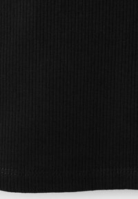 Tissu noir avec une texture côtelée verticale et des coutures visibles le long du bord inférieur.