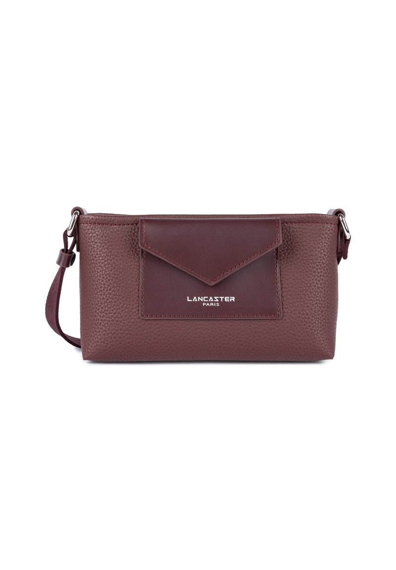 Borsa a pochette in pelle bordeaux con superficie texturizzata, una patta triangolare e dettagli con logo. Include una tracolla rimovibile per maggiore versatilità.