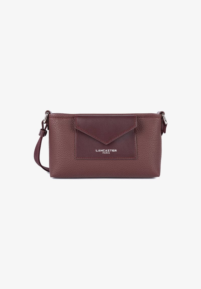Borsa a pochette in pelle bordeaux con superficie texturizzata, una patta triangolare e dettagli con logo. Include una tracolla rimovibile per maggiore versatilità.