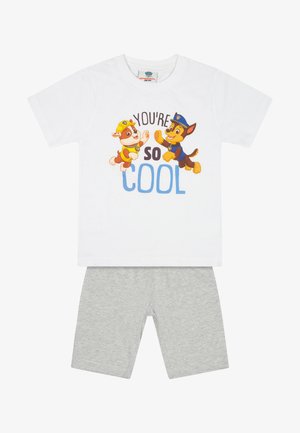 T-shirt bianca in cotone con cani cartoon e testo "SEI COSÌ FICO", abbinata a pantaloni shorts grigi in jersey. Maniche corte, colletto rotondo, design casual.