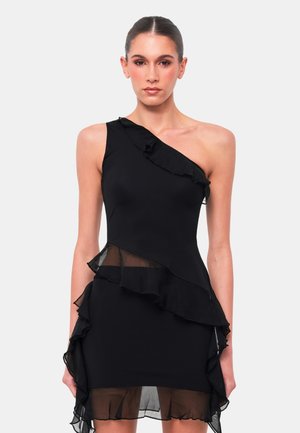Zwarte jurk met één schouder, voorzien van gelaagde ruffles, doorschijnende accenten en een aansluitende pasvorm. Dikke stof met een strakke, moderne uitstraling.