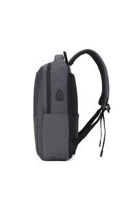 Zaino in tessuto grigio con due tasche laterali, spallacci imbottiti, una cerniera e una finitura texture. Forma rettangolare compatta con dettagli in rete.
