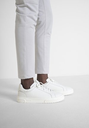 THEO IN COATED LOGO ACCENTS ON  AND RUFFLE RELIEF - Sneakers laag - white