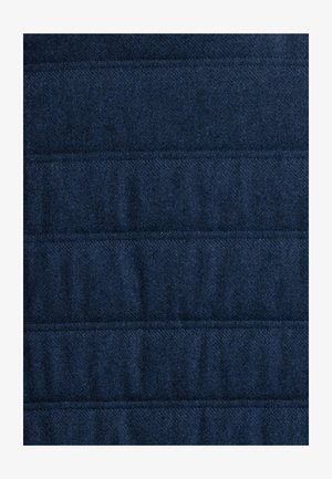 Navyblauwe gewatteerde stof met een zachte textuur, voorzien van horizontale gestikte naden die een patroon van verhoogde en vlakke secties creëren.