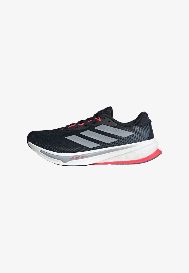 Zapatilla deportiva negra con rayas plateadas, acentos rosas, parte superior de malla transpirable, suela blanca acolchada y diseño elegante para mayor comodidad y rendimiento.