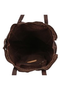 Hnedá kožená kabelka s textúrovaným povrchom, so zipsovým uzáverom a priestranným interiérom, ktorý obsahuje malú vrecko so zipsom a ploché vrecko.