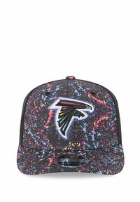 Schwarze Kappe mit einem bunten Spritzmuster. Verfügt über ein gesticktes Logo auf der Vorderseite, einen flachen Schirm und einen verstellbaren Snapbackverschluss.