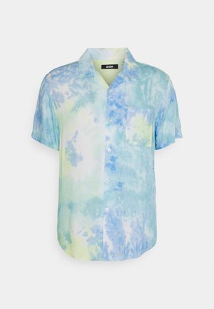 Chemise à manches courtes avec des boutons, arborant un motif tie-dye bleu, vert et blanc, et une poche poitrine unique.