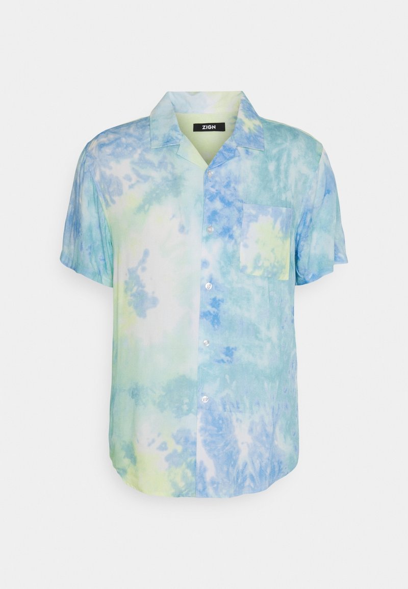 Chemise à manches courtes avec des boutons, arborant un motif tie-dye bleu, vert et blanc, et une poche poitrine unique.