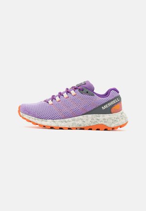 Lilla og orange Merrell trail løbesko med åndbart mesh øverstof, polstret hvid og gråplettet mellemsål og robust orange ydersål.