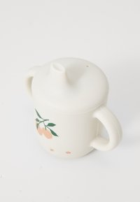 Teiera in ceramica bianca con due manici, corpo rotondo, beccuccio piccolo e design di foglia di pesco. Presenta un coperchio con un singolo foro di ventilazione.